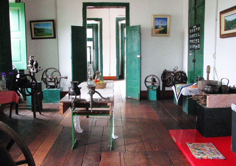 Acervo histórico no interior da Casa da Cultura de Maricá
