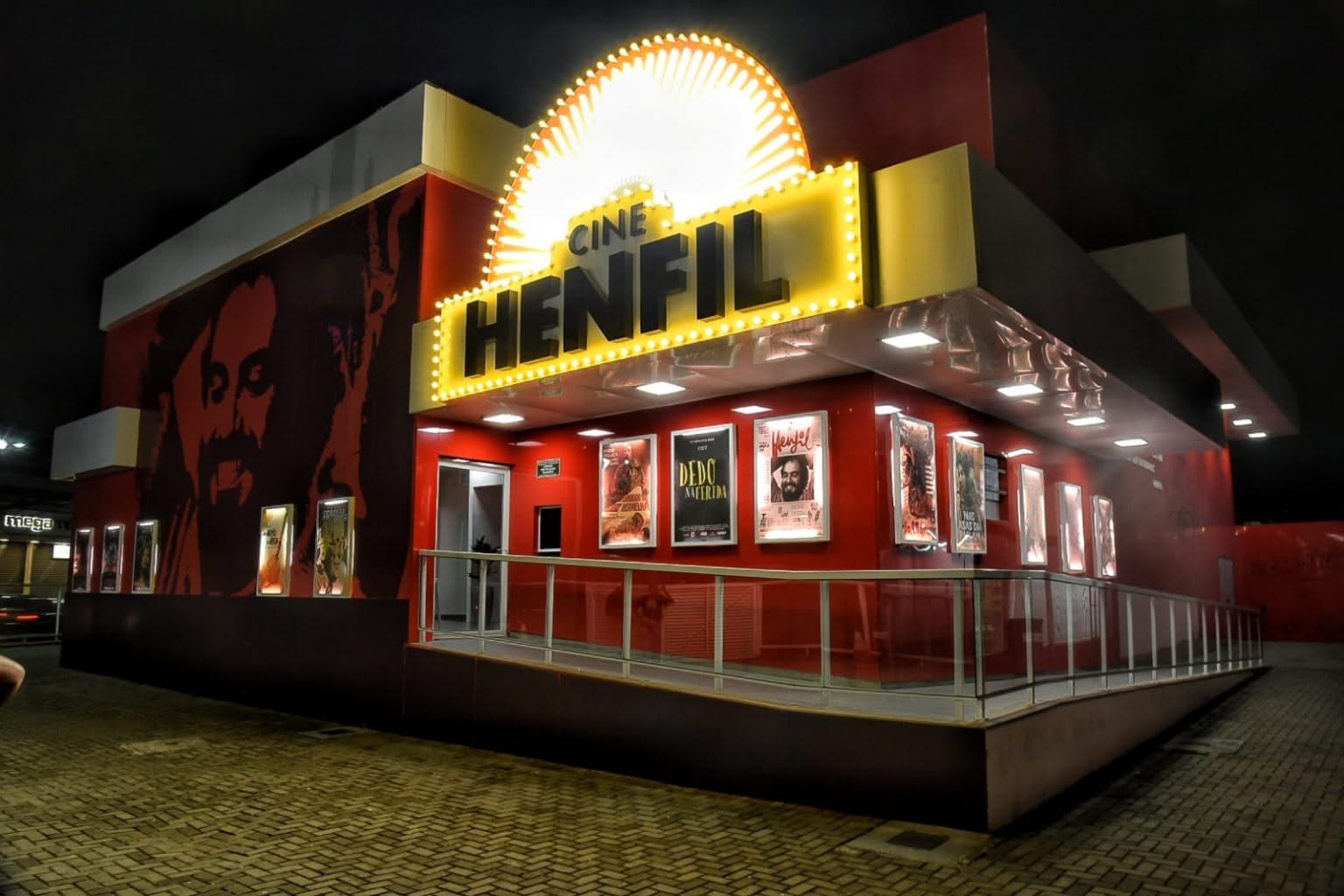 Fachada iluminada do Cine Henfil em Maricá