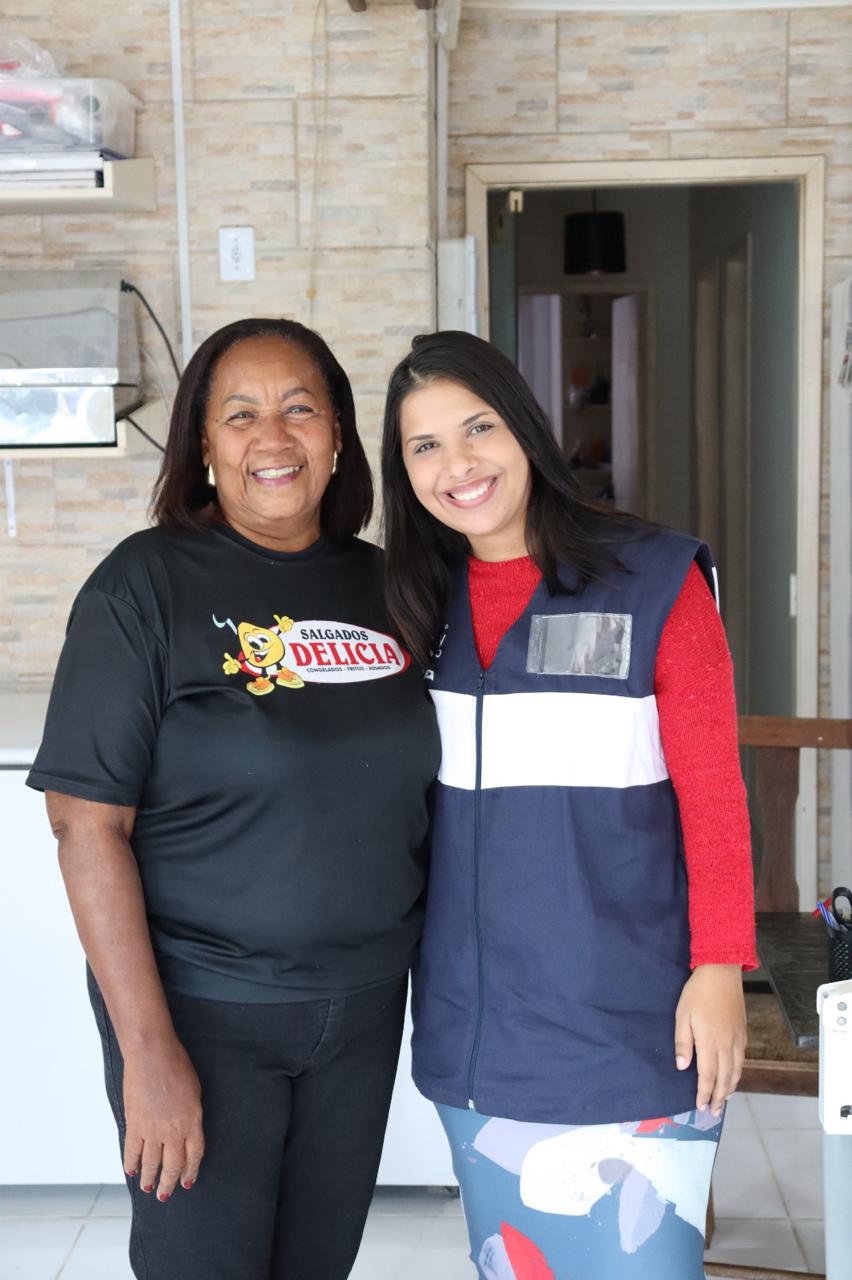 Empreendedora da Salgados Delícia com a equipe do IDR