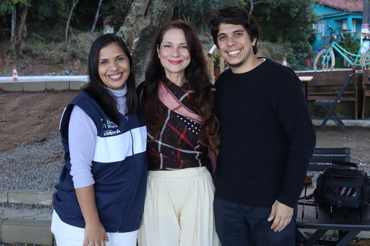 Equipe do IDR com empreendedora de Maricá